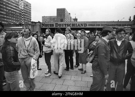 DDR. Ost-Berlin, 08.10.1989. Archiv Nr.: 09-43-06 40. Jahrestag der DDR Foto: Zuschauer auf dem Alexanderplatz Stockfoto