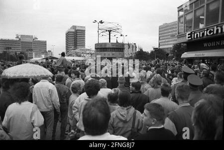 DDR. Ost-Berlin, 08.10.1989. Archiv Nr.: 09-43-17 40. Jahrestag der DDR Foto: Zuschauer auf dem Alexanderplatz Stockfoto