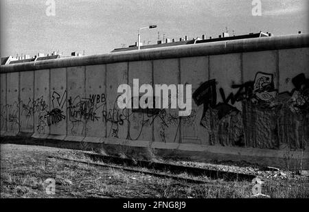 DDR, Berlin, 04.02.1990, Mauer an der Schwedter Straße (heute Mauerpark, ehemaliger Güterbahnhof), [automatisierte Übersetzung] Stockfoto