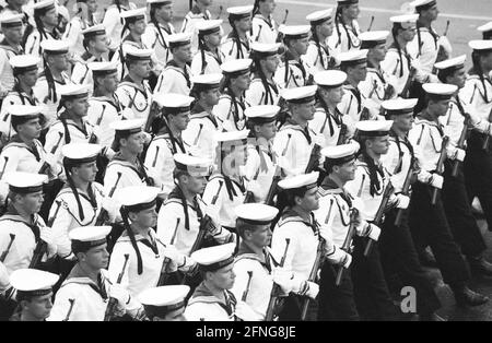 DDR. Ost-Berlin, 08.10.1989. Archiv Nr.: 09-42-35 40. Jahrestag der DDR Foto: Soldaten der Volksarmee Stockfoto