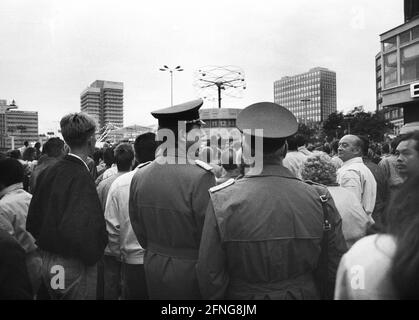 DDR. Ost-Berlin, 08.10.1989. Archiv Nr.: 09-43-21 40. Jahrestag der DDR Foto: Zuschauer auf dem Alexanderplatz Stockfoto