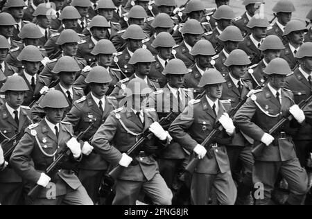 DDR. Ost-Berlin, 08.10.1989. Archiv Nr.: 09-42-09 40. Jahrestag der DDR Foto: Soldaten der Volksarmee Stockfoto