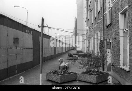 DDR, Berlin, 28.04.1990, Innenwand zwischen den Häusern und der Mauer in der Bernauer Straße, Stockfoto