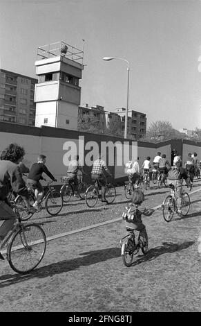 DDR, Berlin, 01.04.1990, Fahrraddemonstration vom Roten Rathaus zum Falkplatz, Wachturm Bernauer Straße / Ackerstraße, Stockfoto