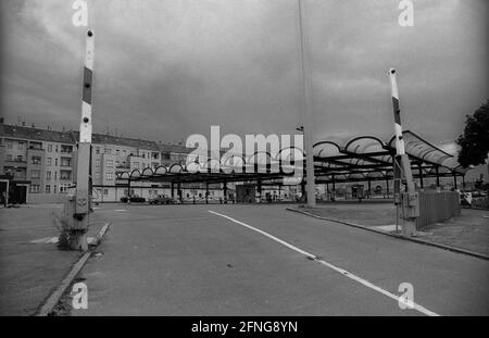 DDR, Berlin, 23.08.1990, Check-in-Gebäude des ehemaligen Grenzübergangs Bornholmer Straße, [maschinelle Übersetzung] Stockfoto