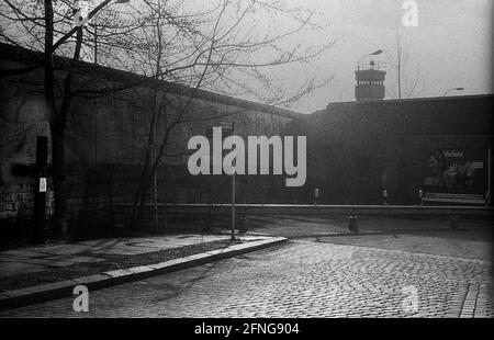 DDR, Berlin, 04.02.1990, Mauer Bernauer Straße / Ecke Gartenstraße, vermauerter S-Bahnhof Nordbahnhof,(Kreuz), Wachturm, [maschinelle Übersetzung] Stockfoto