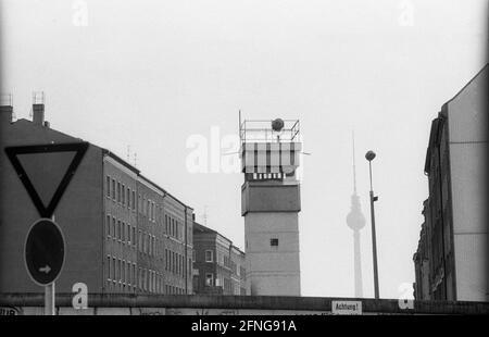 DDR, Berlin, 04.02.1990, Mauer an der Bernauer Straße, Wachturm, Fernsehturm, Strelitzer Straße, Stockfoto