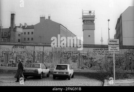 DDR, Berlin, 04.02.1990, Mauer an der Bernauer Straße, Wachturm, Fernsehturm, Strelitzer Straße, Stockfoto