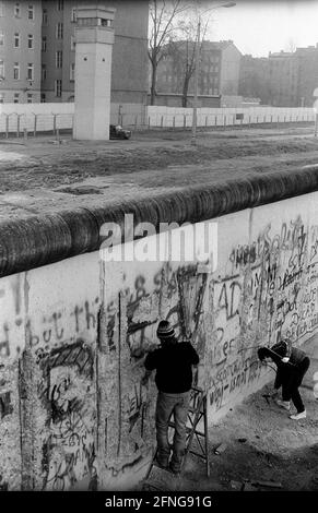 DDR, Berlin, 04.02.1990, Wandspechte an der Bernauer Straße, Wachturm, Grenze trabant, Stockfoto