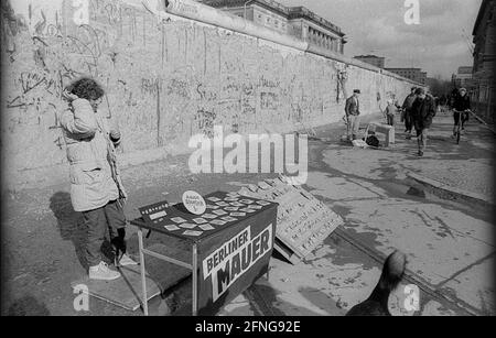 DDR, Berlin, 16.031990, Mauer am Gropiusbau, preußisches Parlament, Wandverkäufer, [maschinelle Übersetzung] Stockfoto