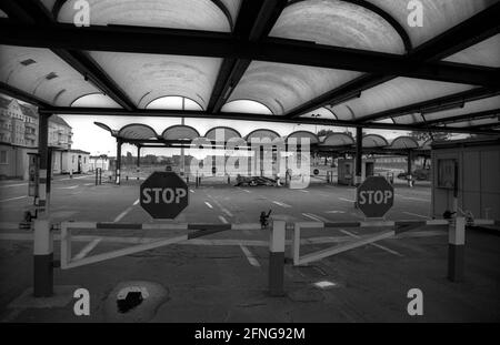 DDR, Berlin, 23.08.1990, Check-in-Gebäude des ehemaligen Grenzübergangs Bornholmer Straße, [maschinelle Übersetzung] Stockfoto