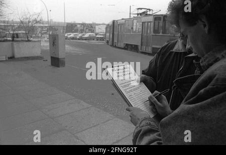 DDR, Berlin, 30.12.1989, Unterschriften sammeln für ein vereintes Deutschland (mit Gottes Hilfe), in der Eberswalder Straße, [maschinelle Übersetzung] Stockfoto