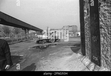 DDR, Berlin, 16.031990, Mauer am Potsdamer Platz, Trecker - Becker, links: Maglev-Linie, im Hintergrund Weinhaus Hut, Stockfoto