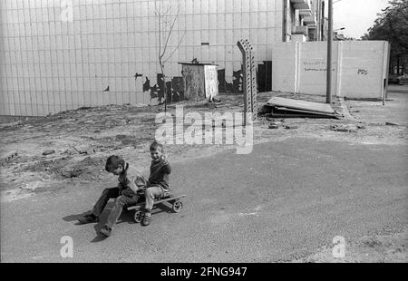 DDR, Berlin, 28.04.1990, Kinder an der Mauer an der Behmstraßenbrücke, Stockfoto