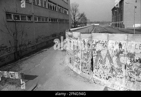 DDR, Berlin, 16.031990, Mauer am Potsdamer Platz, in der Nähe des Gropius-Gebäudes und des heutigen preußischen Parlaments, [automatisierte Übersetzung] Stockfoto