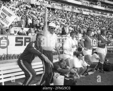 WM 1970 in Mexiko: Deutschland - Peru / 3:1 / 10.06.1970. Jubel Deutsche Trainerbank beim Schlusspfiff. Nationaltrainer Helmut schön (2. Von links). Ganz links: Trainer Heinz Dahn, rechts: Co-Trainer Jupp Derwall (unten), Horst-Dieter Höttges, Max Lorenz und Helmut Haller. [Automatisierte Übersetzung] Stockfoto