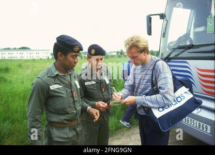 Fußball-Europameisterschaft 1984 in Frankreich: Karl-Heinz Rummenigge schreibt Autogramme auf dem Weg zum Training. 11.06.1984 (geschätzt). [Automatisierte Übersetzung] Stockfoto