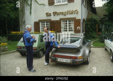 Fußball-Europameisterschaft 1984 in Frankreich: Bundestrainer Jupp Derwall (links) und Uli Stielike vor dem Quartier der deutschen Nationalmannschaft La Forestiere in Versailles. 08.06.1984 (geschätzt). [Automatisierte Übersetzung] Stockfoto