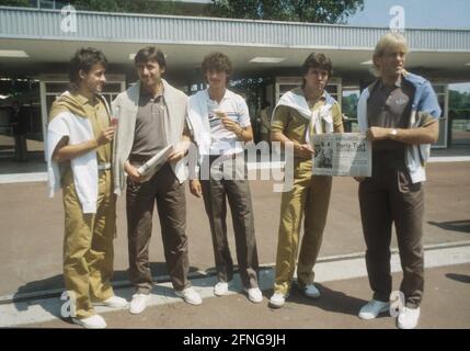 Fußball-Europameisterschaft 1984 in Frankreich: Ausflug der deutschen Nationalspieler in Paris 09.06.1984 (geschätzt). Von links: Pierre Littbarski, Klaus Allofs, Ralf Falkenmayer, Lothar Matthäus und Hans Günter-Bruns vor der Rennbahn. [Automatisierte Übersetzung] Stockfoto