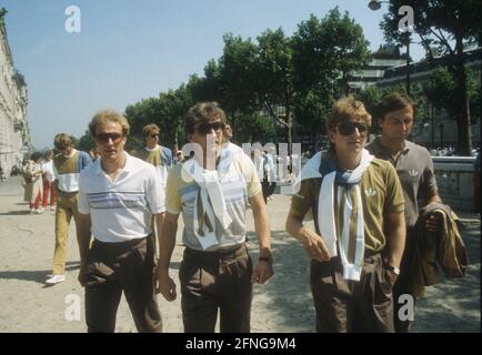 Fußball-Europameisterschaft 1984 in Frankreich: Ausflug der deutschen Nationalspieler in Paris 09.06.1984 (geschätzt). Von links: Karl-Heinz Rummenigge, Rudi Völler, Norbert Meier und Dieter Burdenski. [Automatisierte Übersetzung] Stockfoto