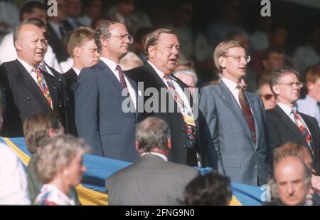 Fußball-Europameisterschaft 1992 in Schweden: Eröffnungsspiel Schweden - Frankreich 1:1/10.06.1992 in Stockholm. Der VIP-Stand im Rasunda-Stadion in Stockholm. König Carl Gustav (2. Von links) und UEFA-Präsident Lennart Johansson singen die Nationalhymne. [Automatisierte Übersetzung] Stockfoto