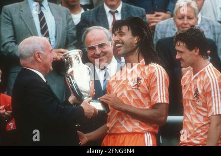 Fußball-Europameisterschaft 1988 in Deutschland: Finale: Niederlande - Sowjetunion 2:0/25.06.1988 in München. UEFA-Präsident Jacques Georges überreicht die Trophäe an Ruud Gullit. Mitte: Bundeskanzler Helmut Kohl. Rechts: Jan Wouters. [Automatisierte Übersetzung] Stockfoto