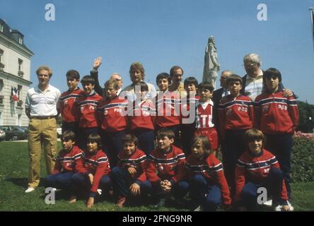 Fußball-Europameisterschaft 1984 in Frankreich: Gruppenfoto der deutschen Delegation mit der französischen Jugendmannschaft. In der hinteren Reihe von links: Karl-Heinz Rummenigge, DFB-Präsident Hermann Neuberger (Halbzeit), Harald ''Toni Schumacher, Uli Stielike und Nationaltrainer Jupp Derwall. [Automatisierte Übersetzung]' Stockfoto