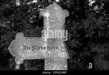 DDR, Berlin, 23.08.1990, Invalidenfriedhof: Kreuz: Die Liebe Höret ni ..., Scharnhorststraße, an der Mauer nach West-Berlin, [automatisierte Übersetzung] Stockfoto