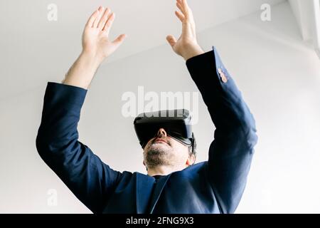 Erwachsene männlich erleben virtuelle Realität drinnen, zu Hause bleiben. Stockfoto