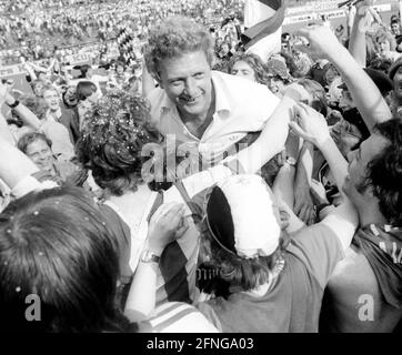 Die DSC Arminia Bielefeld stieg nach einem 2:0-Sieg über Fortuna Köln am 27.05.1978 in die erste Bundesliga auf. Trainer Karl-Heinz Feldkamp (Arminia) wird von den Fans gefeiert. [Automatisierte Übersetzung] Stockfoto