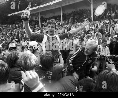 Die DSC Arminia Bielefeld stieg nach dem 2:0. Sieg über Fortuna Köln am 27.05.1978 in die erste Bundesliga auf. Mileta Rnic auf den Schultern der Fans. Rechts: Friedel Schüller, entduckt. [Automatisierte Übersetzung] Stockfoto