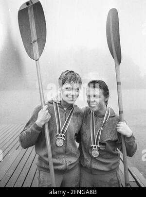 Olympische Spiele Tokio 1964 Kanu :: Roswitha Esser und Annemarie Zimmermann (links) mit ihren Goldmedaillen, die sie über 500m Kayak gewonnen haben [automatisierte Übersetzung] Stockfoto