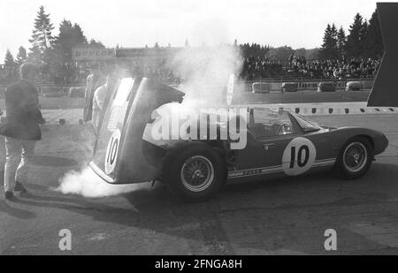 1000km-Rennen auf dem Nürburgring 23.05.1965. Motorenbrand auf einem Ford GT 40 Roadster von Richard Attwood und John Whitmore (GB) Stockfoto