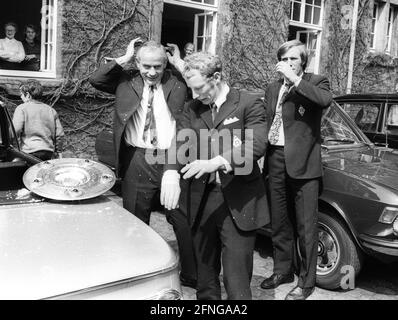 VFL Borussia Mönchengladbach Deutscher Fußballmeister 1969/70. Nach der Fahrt durch die Stadt. Von links: Trainer Hennes Weisweiler, Berti Vogts und Günter Netzer befreien sich vom Konfetti. Rec. 05.05.1970. [Automatisierte Übersetzung] Stockfoto