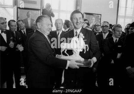 VFL Borussia Mönchengladbach Deutscher Fußballmeister 1969/70 bei der Ehrung der Stadt. Präsident Dr. Helmut Beyer (Borussia) wird mit 2 Porzellanfohlen vorgestellt, Berti Vogts rechts 05.05.1970 Stockfoto