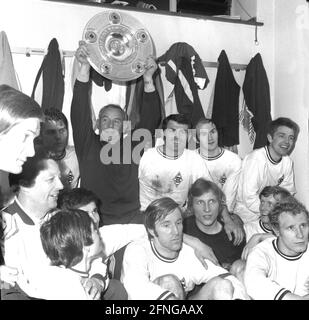 VFL Borussia Mönchengladbach - Hamburger SV 4:3 30.04.1970 Team Gladbach Deutscher Fußballmeister 1969/70 . Das Team in der Umkleidekabine. Coach Hennes Weisweiler hält die Meisterschaftspokal. [Automatisierte Übersetzung] Stockfoto