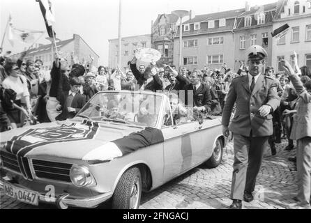 VFL Borussia Mönchengladbach Deutscher Fußballmeister 1969/70 während der Fahrt durch die Stadt vor dem Auto von den linken Trainern Hennes Weisweiler, Günter Netzer und Berti Vogts mit Meisterschaftspokal.die Autokolonne wird von vielen Fans begleitet. Rec. 05.05.1970. [Automatisierte Übersetzung] Stockfoto