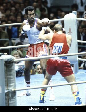 Olympische Spiele 1980 Moskau / Boxschwergewicht-Finale Thefilo Stevenson (Kuba) , Aktion gegen Pjotr Iwanowitsch Zajew (UdSSR) [automatisierte Übersetzung] Stockfoto