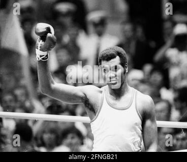 Olympische Spiele 1980 In Moskau / Boxing Heavyweight Final Thefilo Stevenson (Kuba) Freut sich über den Sieg über Pjotr Iwanowitsch Zaew (UdSSR) [automatisierte Übersetzung] Stockfoto