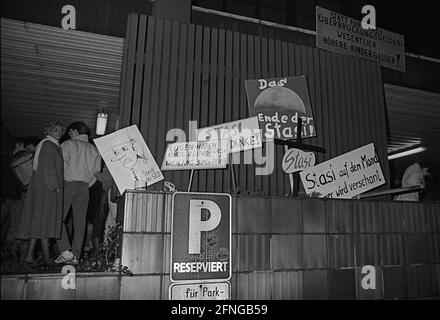 DDR, Berlin, 15.01.1990, Besetzung der Stasi-Zentrale in der Normannenstraße, Plakate, Stockfoto