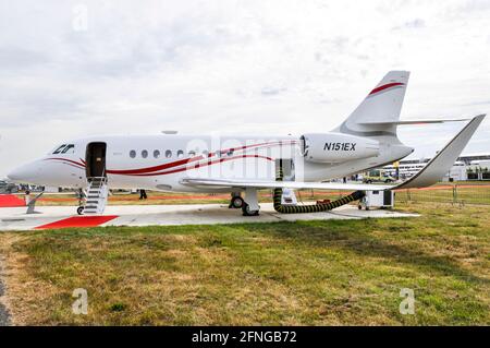 Dassault Falcon 2000EX Executive Jet-Flugzeug N151EX auf der Farnborough International Airshow, Großbritannien, 2010. Verkaufsausstellung für den Handel Stockfoto