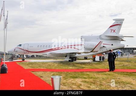 Dassault Falcon 7X Business Jet-Flugzeug F-HCLS auf der Farnborough International Airshow, Großbritannien, 2010. Verkaufsausstellung für den Handel Stockfoto