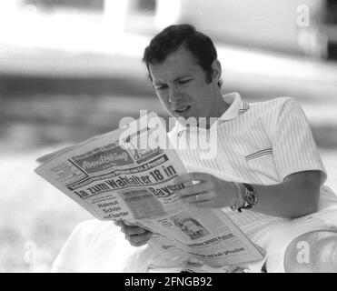 Fußball-WM 1970 Franz Beckenbauer liest die Abendzeitung 08.06.1970 (Geschätztes Datum) [automatisierte Übersetzung] Stockfoto