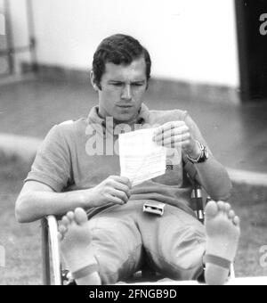Fußball-WM 1970 Franz Beckenbauer im Garten entspannen Stuhl in seinem Quartier in Leon 12.06.1970 (Datum geschätzt) [Automatisierte Übersetzung] Stockfoto