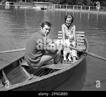 Franz Beckenbauer mit Frau Brigitte und Sohn Michael 1967 am Wörthersee im Ruderboot 01.07.1967 (geschätzt). Copyright nur für journalistische Zwecke ! [Automatisierte Übersetzung] Stockfoto