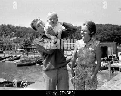 Franz Beckenbauer mit Frau Brigitte und Sohn Michael 1967 am Wörthersee. 01.07.1967 (geschätzt). Copyright nur für journalistische Zwecke ! [Automatisierte Übersetzung] Stockfoto