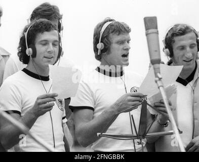 Die deutsche Fußballnationalmannschaft hat im Studio Aufnahmen gemacht. Von links: Franz Beckenbauer, Sepp Maier und Hans-Georg Schwarzenbeck. 27.08.1973. [Automatisierte Übersetzung] Stockfoto