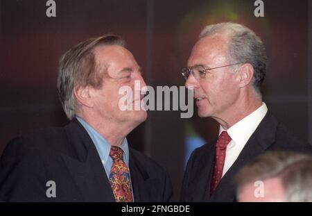 DFB Bundestag 24.10.1998 in Wiesbaden. Gerhard Mayer-Vorfelder (links) und Franz Beckenbauer. [Automatisierte Übersetzung] Stockfoto