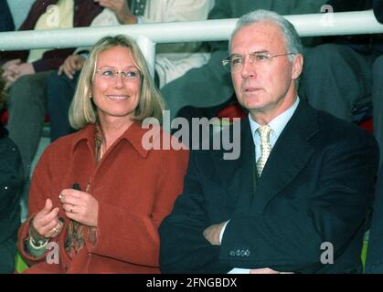 Franz Beckenbauer (FC Bayern München) mit seiner Frau Sybille 08.11.1997. [Automatisierte Übersetzung] Stockfoto