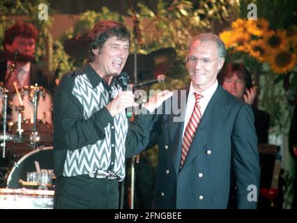 50. Geburtstag von Franz Beckenbauer (FC Bayern München) 11.09.1995 / Sänger Udo Jürgens mit Beckenbauer (rechts) Stockfoto